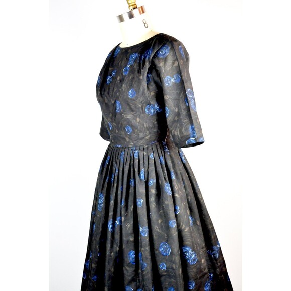 50s Novelty Print BLUE ROSES Dress - Pleated Full Skirt Dress - Bombshell S M - Picture 3 of 5